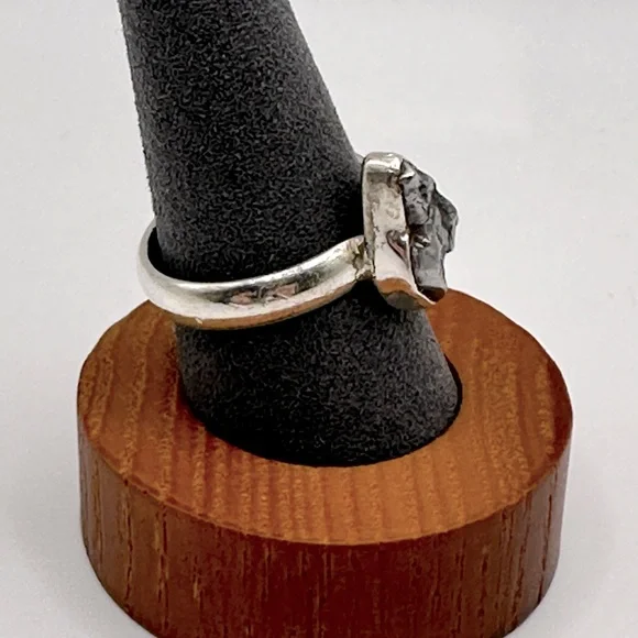 Unique sterling silver and Campo del Cielo meteorite ring - size 7 - Picture 3 of 4